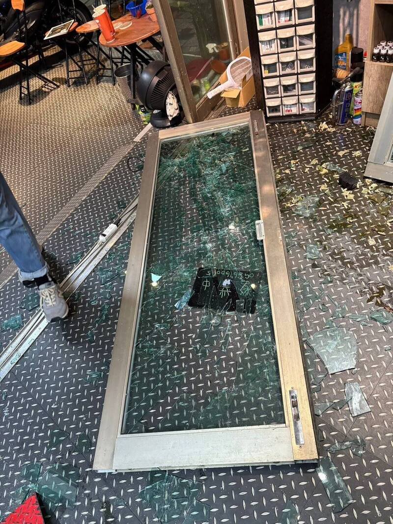 台南安平区民权路上的一家机车行，16日晚间遭一名王姓男子骑机车冲撞破坏玻璃大门毁损。（民众提供）