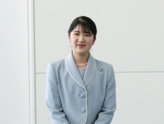 日本爱子公主首度出国访问 面带笑容现身羽田机场