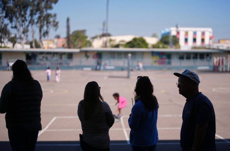 印度12岁女童因被迫背书包做100下仰卧起坐后不幸身亡，引发社会哗然。示意图。（美联社）