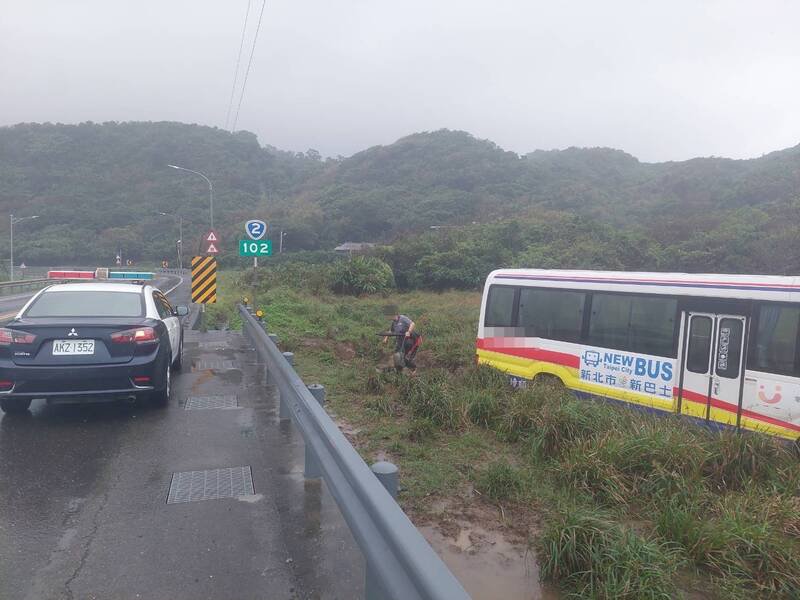 常姓司机疑因天雨路滑加上操作不慎，直接冲出道路。（记者吴升儒翻摄）