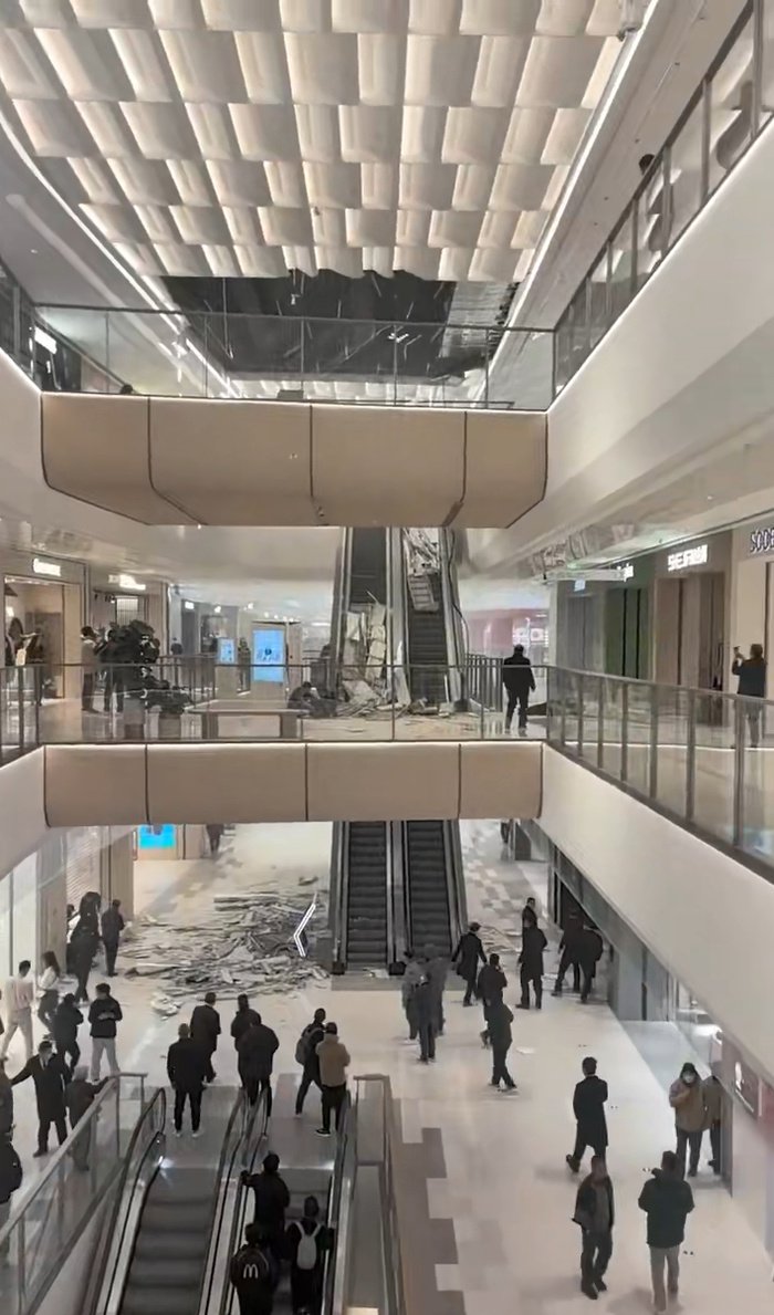 西安一商场发生吊顶脱落事故,三天前刚开业