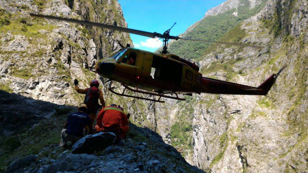 太鲁阁国家公园知名锥麓古道16日传出李姓男子失足坠崖死亡意外，由于地形崎岖遗体无法运送下山，今早空勤直升机协助支援吊挂（花莲县消防局提供）（记者王锦义摄）