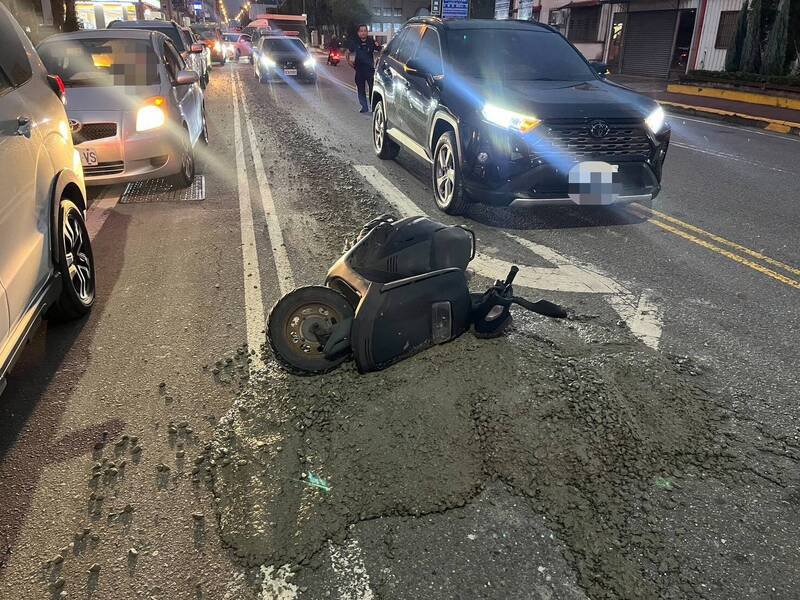 机车骑士辗压到混凝土，打滑摔车。（记者彭健礼翻摄）