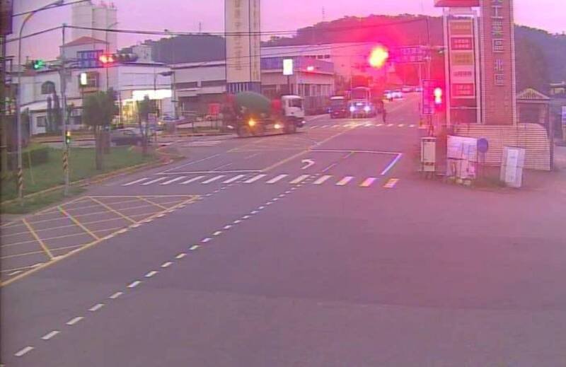 警方调阅路口监视器追查出违规混凝土车司机开单告发。（记者彭健礼翻摄）