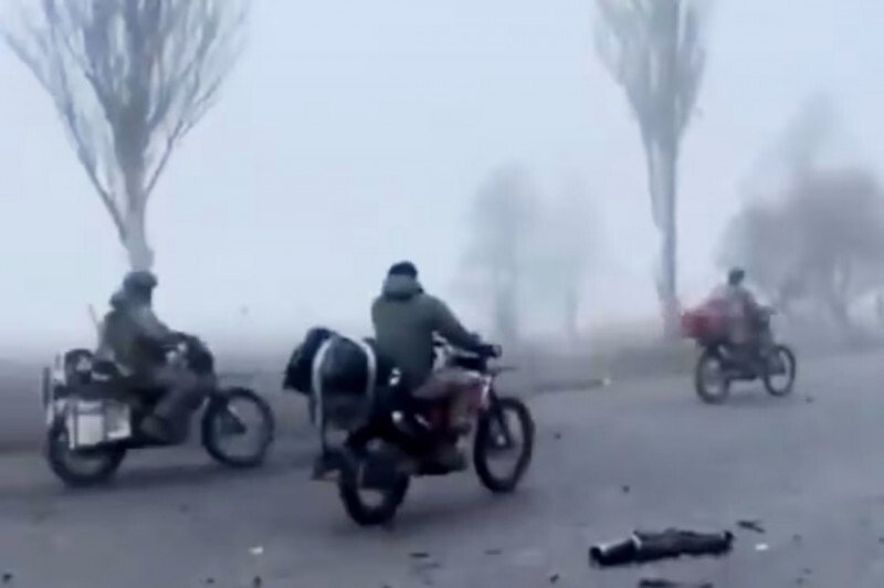 俄軍士兵騎乘機車，在濃霧中攻入烏東重鎮波克羅夫斯克。此一場景被形容宛如電影《瘋狂麥斯》。（路透）