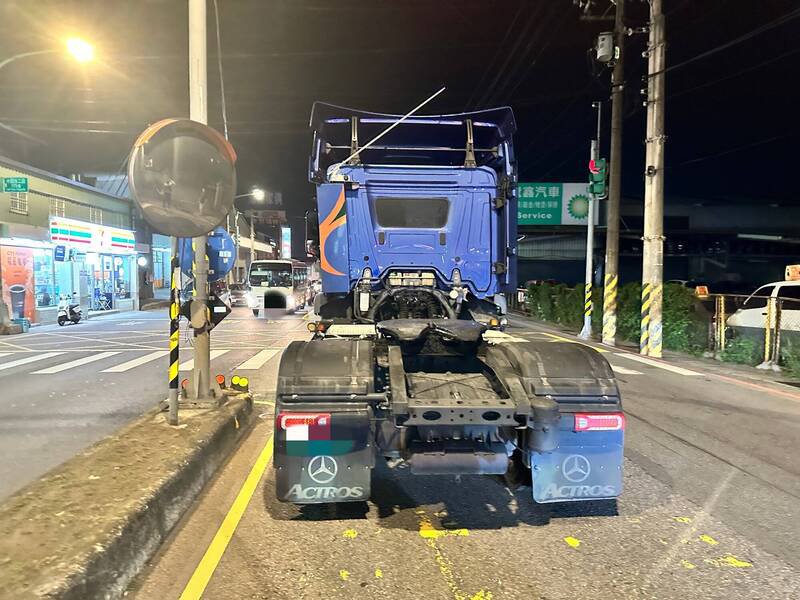 超惊险！桃园中坜行人未走斑马线，大货车起步撞到她多处骨折 。（警方提供）