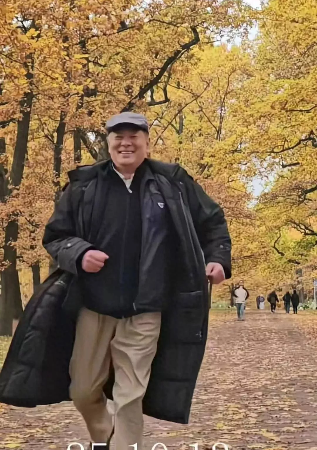 72岁濮存昕近照曝光，两鬓斑白奔跑迟缓老头样