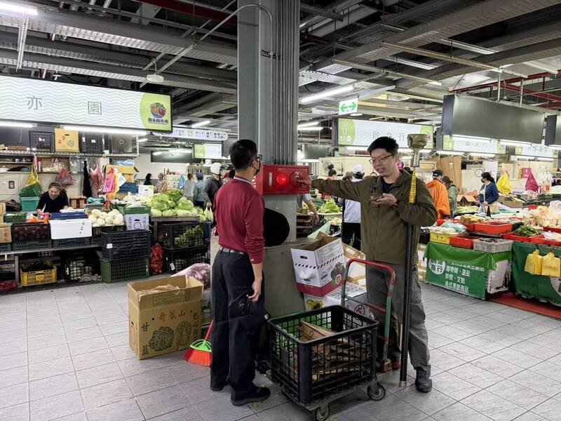 消防人员检查市场消防设备。（桃园市消防局提供）