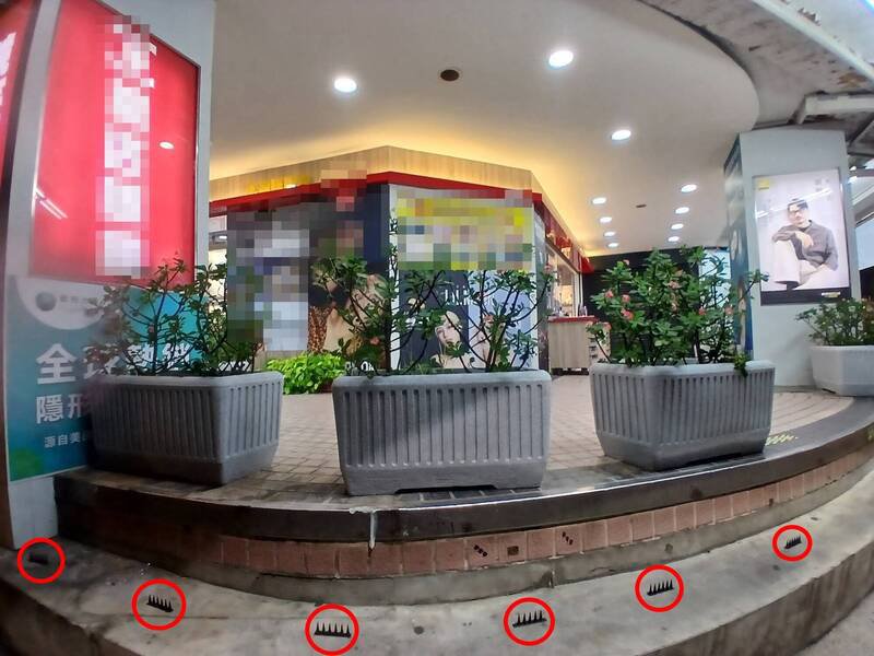 罗姓男子为驱赶街友在公共空间摆尖刺板，眼镜行老板无辜遭误会。（记者徐圣伦翻摄）