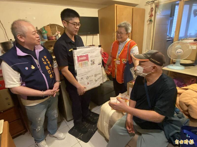 新北市北海岸社福中心联合警政共同至独居长辈家中宣导防诈骗。（记者翁聿煌摄）