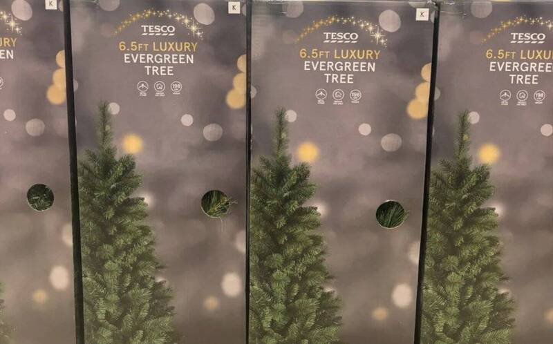 英国大型连锁超市将耶诞树改标示为常青树，在社群平台上引发网友众怒，呼吁抵制。（图撷取自@AntSpeaks社群平台「X」）