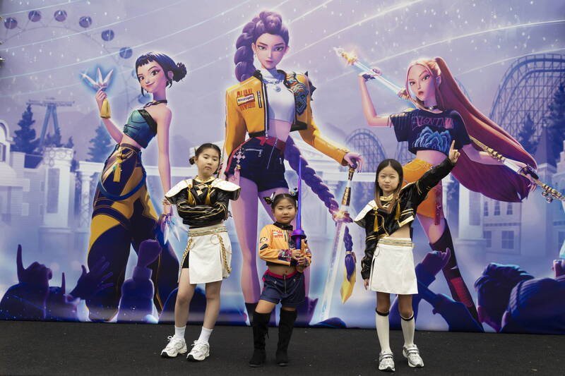 《Kpop猎魔女团》今年6月开播后迅速在全球爆红，不仅创下多国收视率纪录，剧中多首朗朗上口歌曲，也各年龄层之间传唱。（欧新社） 
