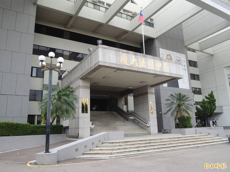 台中杨姓男子乔债，猛踹余男头部10多下造成昏迷送医，台中地院今天开庭坦承重伤害未遂，法官裁定8万元交保。（记者陈建志摄）