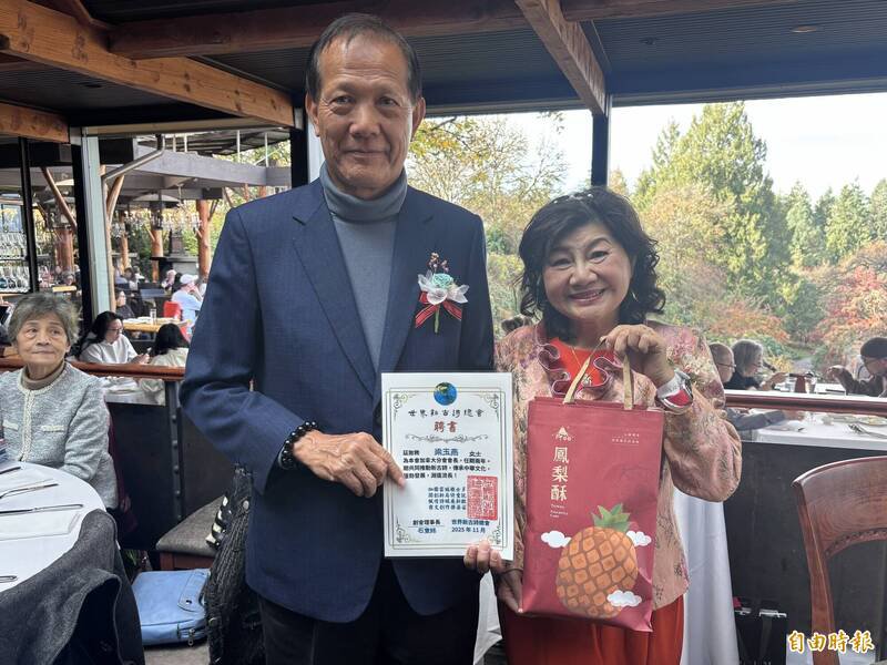 石丰铭（左）颁发证书由加拿大分会会长梁玉燕（右）接受。（记者张伶铢摄）