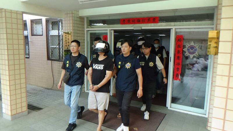 关务署台北关与航警局破获跨国走私毒品集团，查获市价千万第一级毒品海洛因4.3公斤，并循线逮捕林姓主嫌等6名集团成员。（航警局提供）