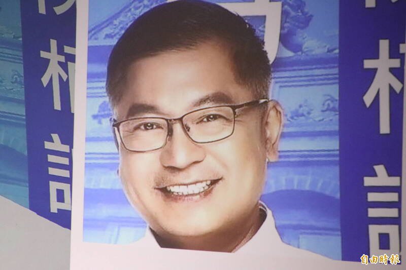 新竹县议员陈栢诚疑似被高功率雷射笔破坏的广告看板原样。（记者黄美珠摄）