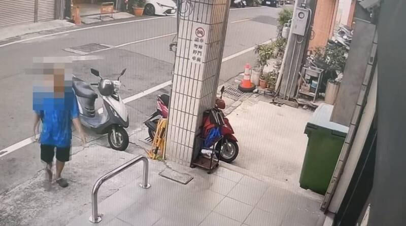 李姓男子涉嫌杀妻后，冷静骑车前往内坜派出所自首。（记者李容萍翻摄）