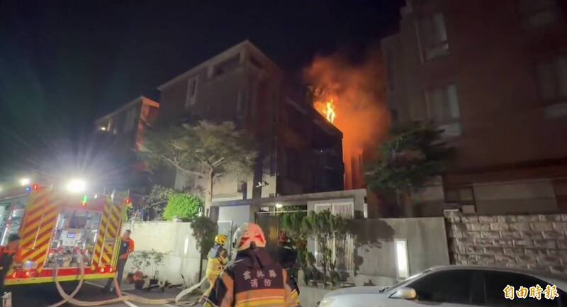 云林科技大学旁高级住宅区晚间火警，火光黑夜中十分吓人。（记者黄淑莉摄）
