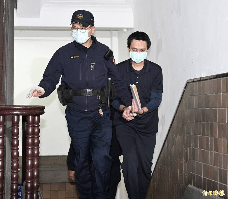 少校参谋官杨博智在法警戒护下进入法院应讯。（记者罗沛德摄）