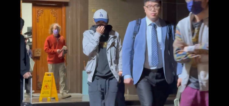 艺人李威（右三）卷入台北市精舍女信徒命案，今被台北地院传唤到庭。（记者张文川翻摄）