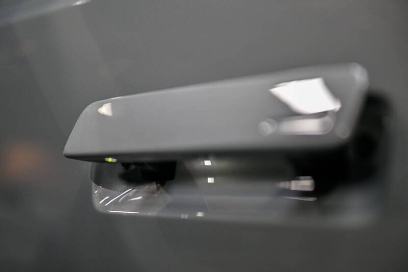 英国犯罪集团使用先进的电子设备，远程解锁并窃取车辆，示意图。（彭博）