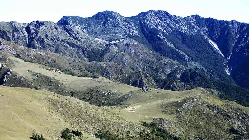图为秀姑峦山。（玉管处提供）