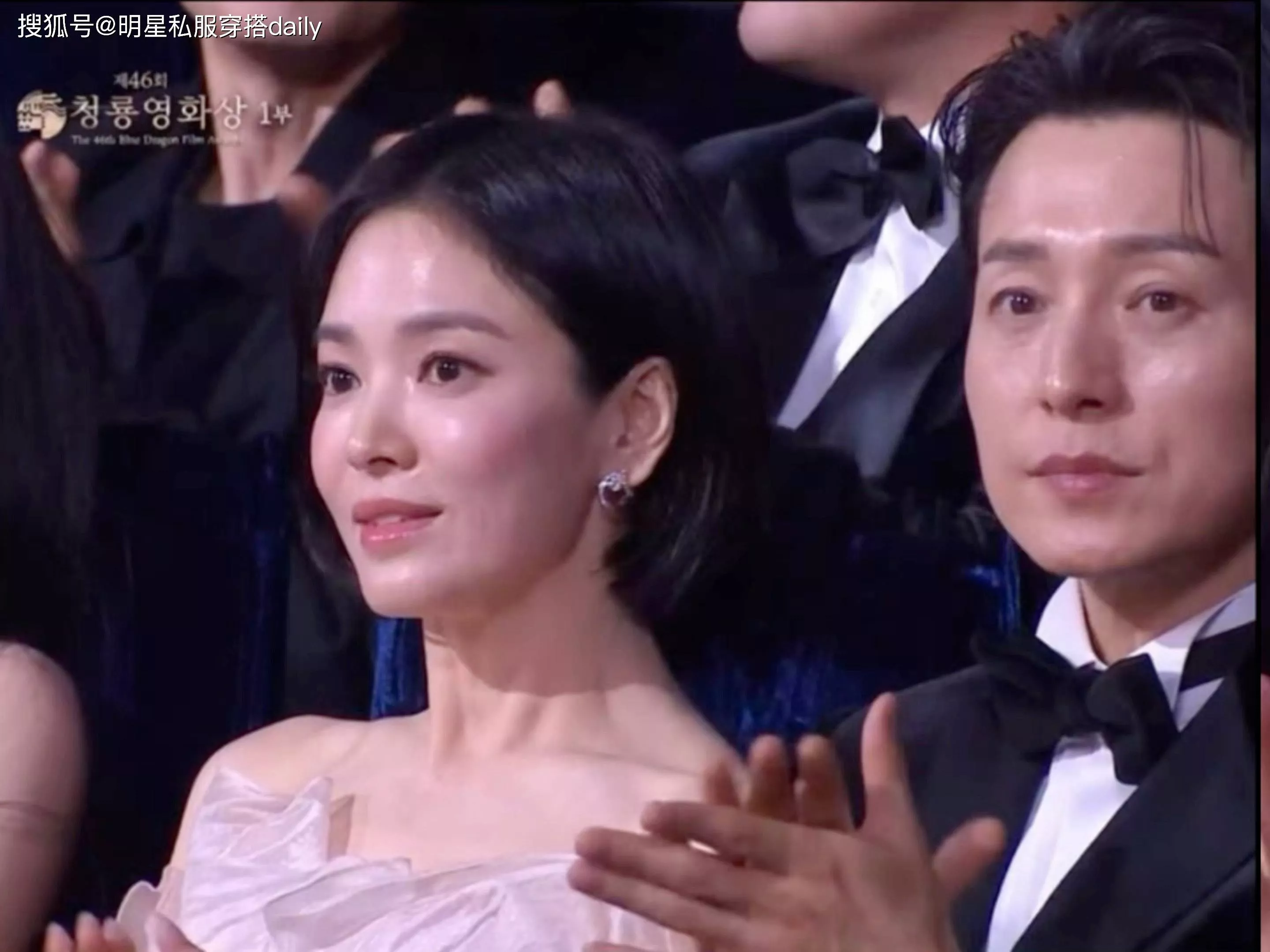 又被宋慧乔美到了！穿粉色礼服坐在河道英身边