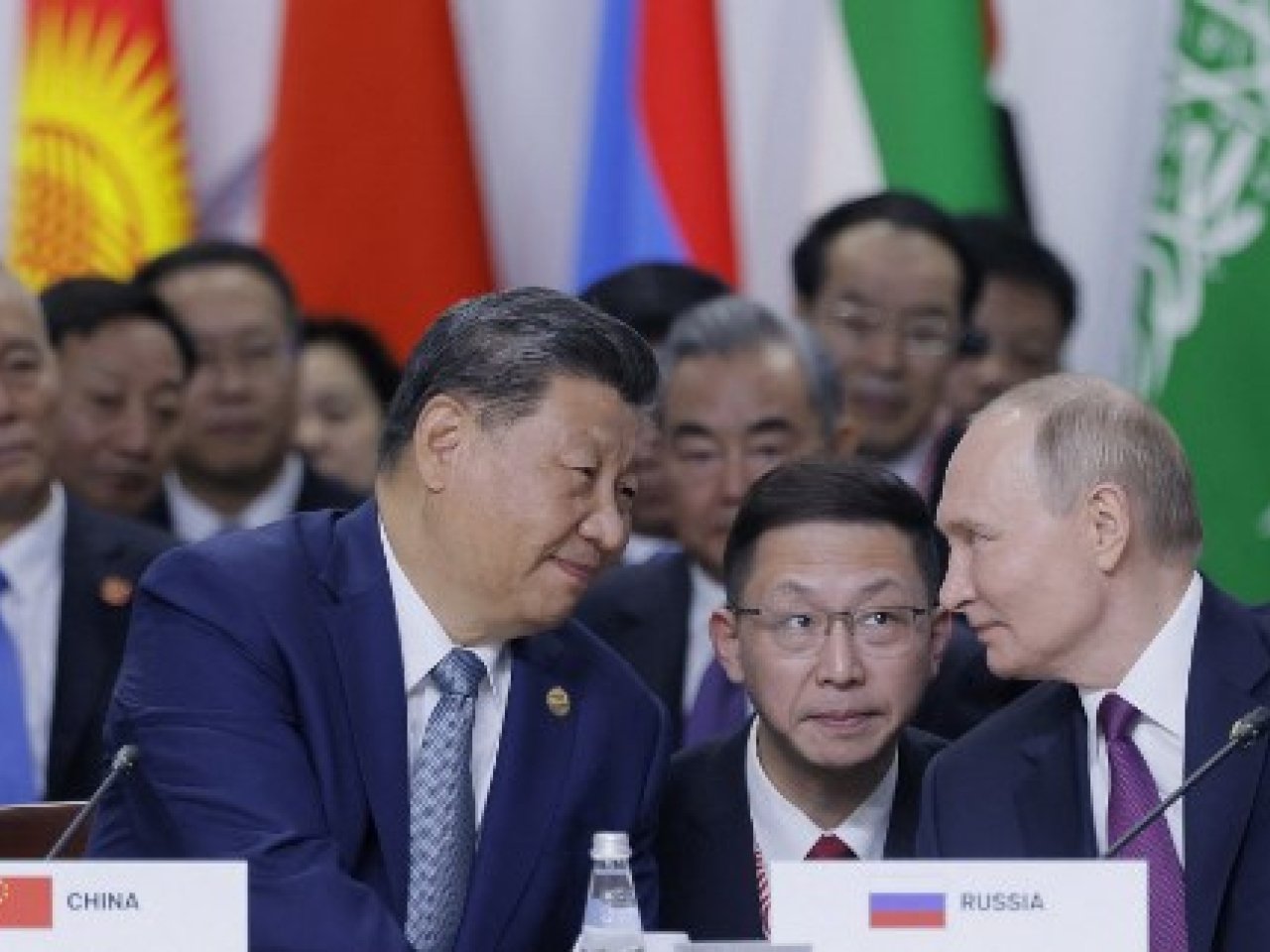 习近平在北京同普京举行视像会晤。图为去年10月两人在俄罗斯喀山出席金砖国家领导人会晤期间会谈。（法新社资料图片）