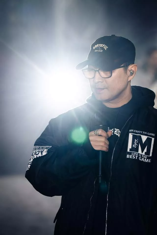 汪峰和女儿到菜地干农活，醒醒戴三道杠袖章