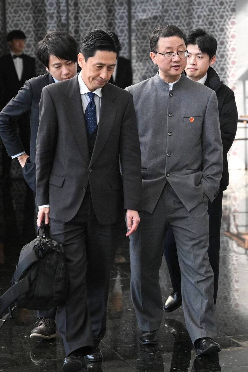 金井正彰18日赴北京与刘劲松等人会晤，中国央视释出会后刘劲松以「双手插口袋」轻蔑姿态送客的照片，引发讨论。（路透）