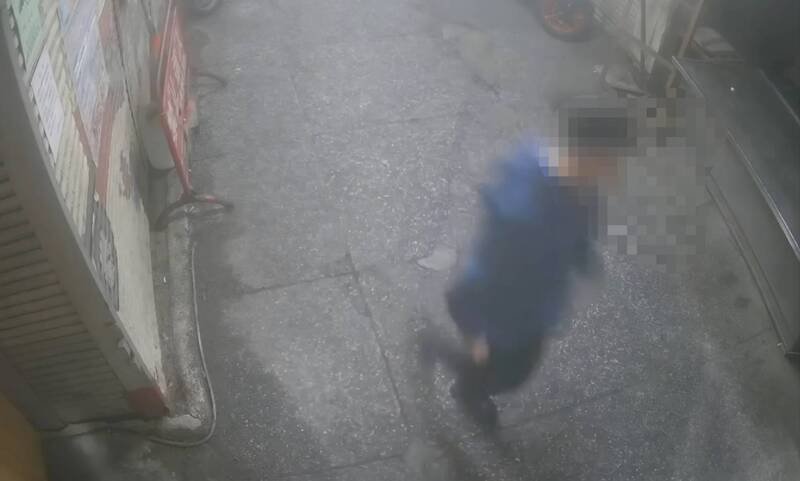 苗县竹南市场出现疑有男子跟踪女性入厕所，被发现迅速逃离。（民众提供）