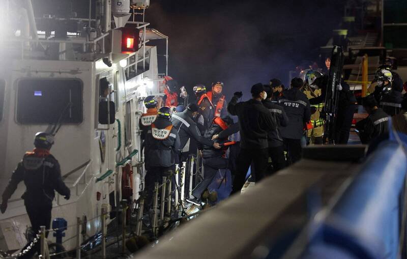 南韩一艘渡轮19日在该国西南部近海触礁搁浅，事故造成5名乘客轻伤，所有人员均安全获救。（法新社）