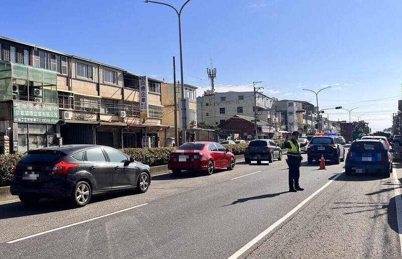 中清路沙鹿往大雅路段连环车祸，车辆回堵。（民众提供）