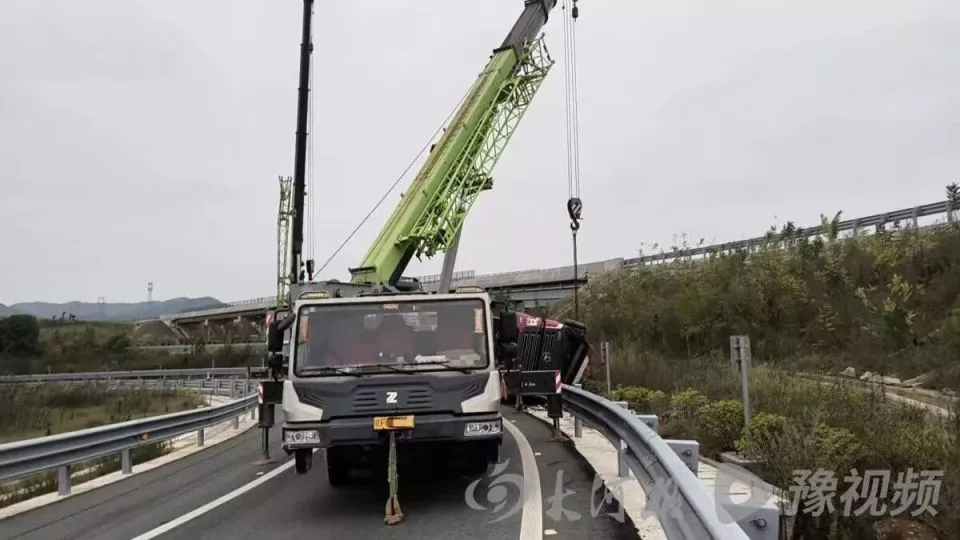 货车匝道侧翻被收2万吊车费，司机称没人提前告知标准