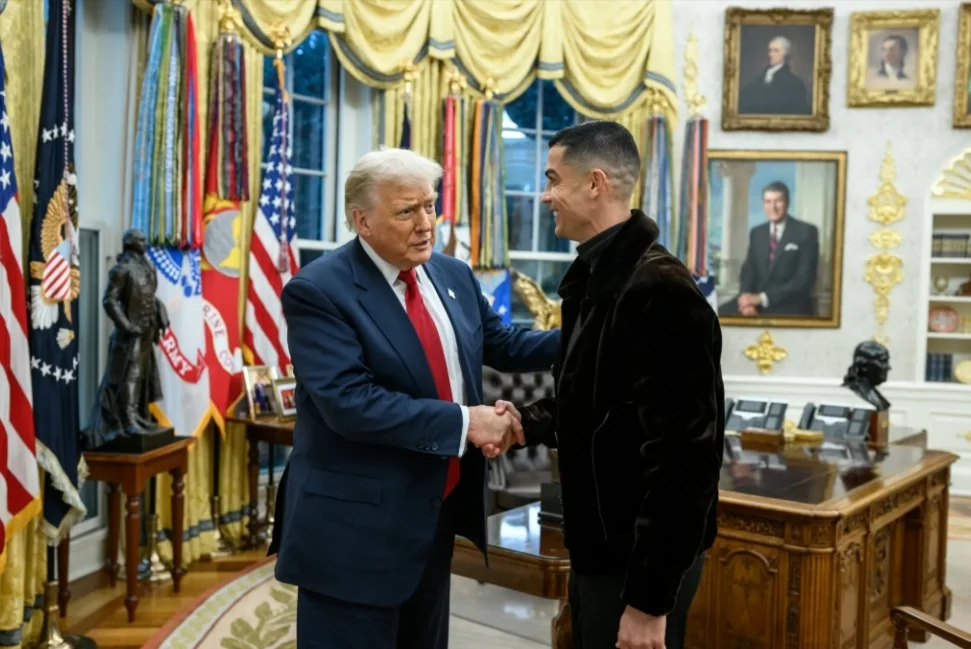 白宫公布C罗访白宫照片，与特朗普相谈甚欢