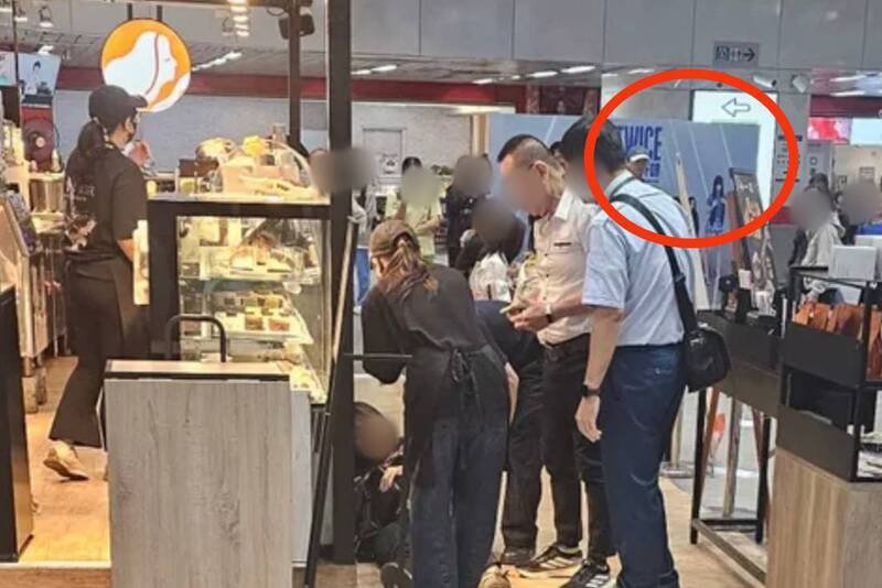 高雄捷运左营站咖啡店传推打纠纷，邻近的「TWICE」看板（红圈），被网友形容「成了现场目击者」。（读者提供）