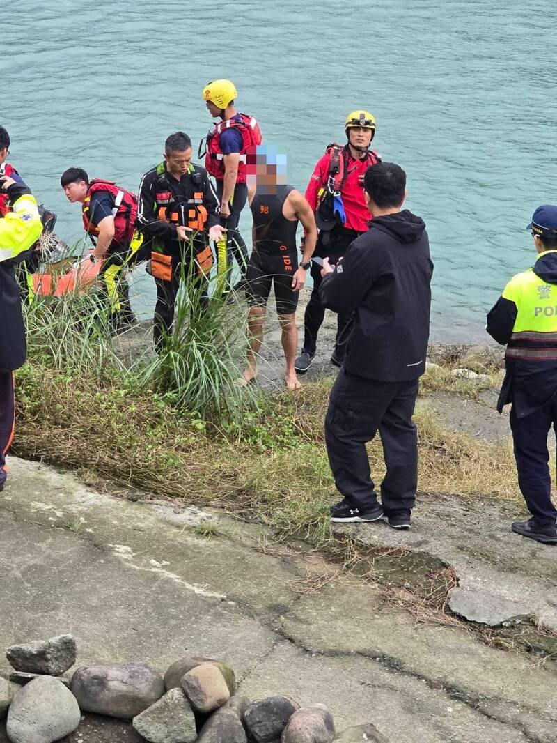 在警消和管理员的合作下，最终于11时16分许将郑男救上岸边。（记者郑景议翻摄）