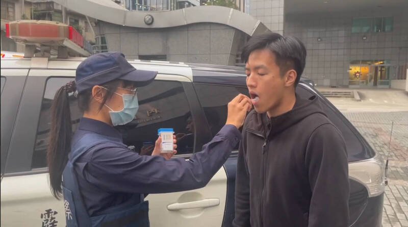 「毒品唾液快筛试剂检测」今（20）日正式全面上路。图为执法员警示范唾液快筛。（记者郑景议翻摄）