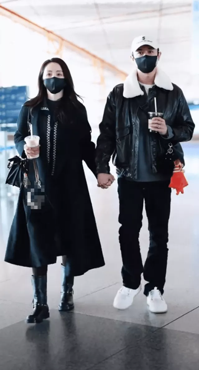 董璇张维伊合体现身机场，笑得一脸幸福