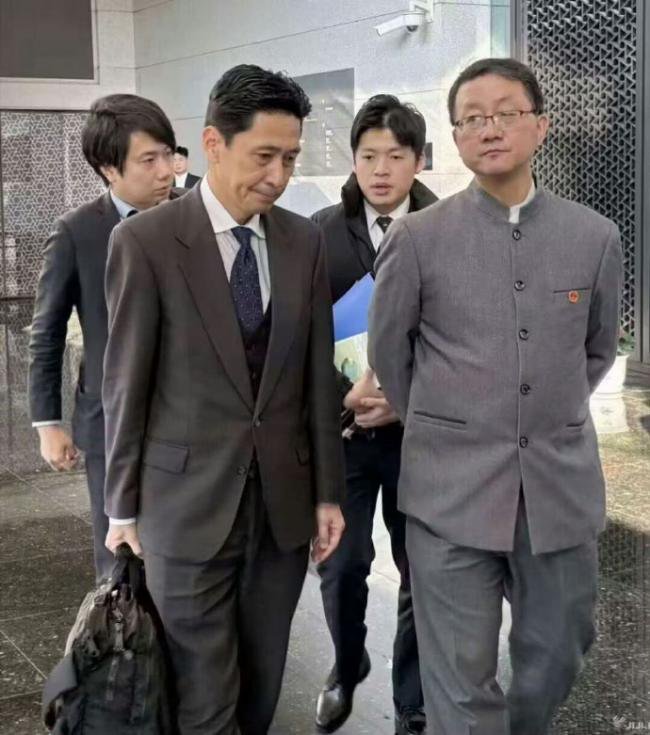 “如此不懂礼貌的外交官员，可知中国的水准”