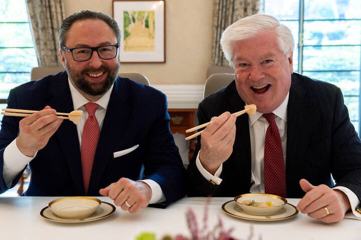 美国驻日本大使葛拉斯（右）在社群平台X重贴今年5月大啖日本海鲜的贴文，大酸中国禁止进口日本水产品。（取自葛拉斯X）