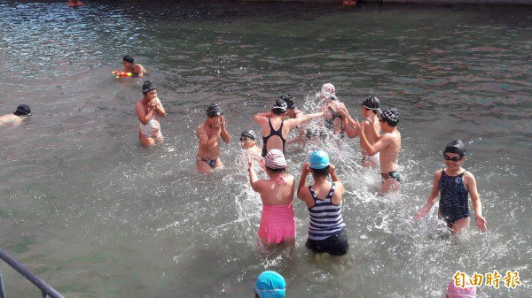 台东市立涌泉今天重开放，小朋友欢乐戏水消暑。（记者黄明堂摄）