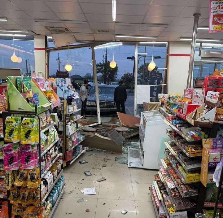 76岁阿公开宾士撞进嘉义太保超商。（取自脸书粉专「绿豆嘉义人」）