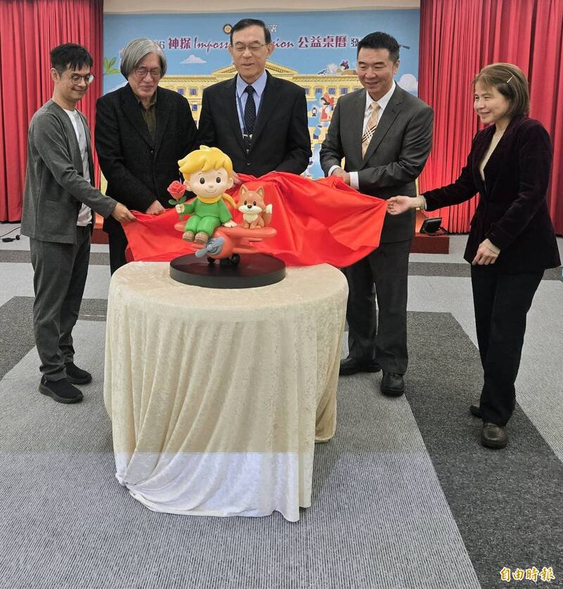 最高检察署今举行「2026神探 Impossible Mission」公益桌历发表会，主任检察官林丽莹（右起）、法务部保护司长洪信旭、检察总长邢泰钊、PChome董事长詹宏志、台湾犯罪作家联会理事长既晴出席。（记者王定传摄）