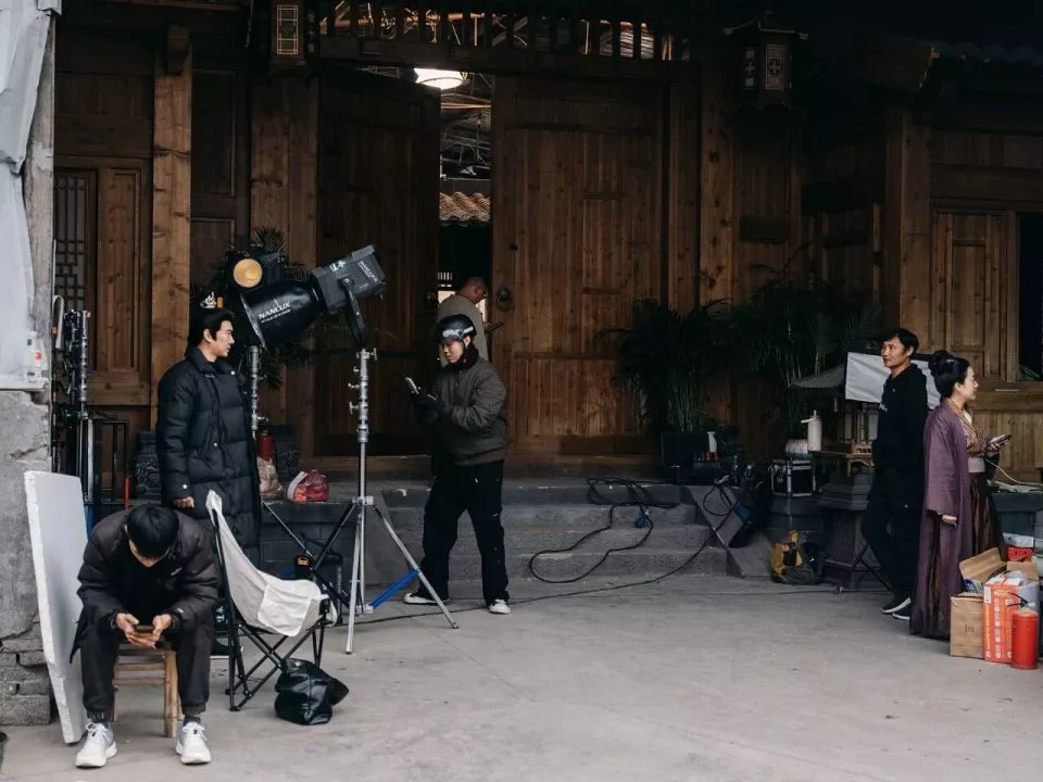 为挣50块,没戏拍的00后演员晚上跑外卖