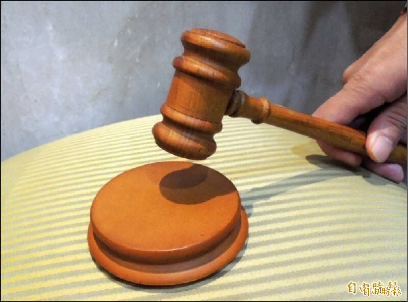 在家抽烟、衣服没丢洗衣机起争执，男子爆走持西瓜刀砍伤舅舅。（资料照）