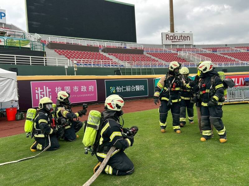 桃园市政府消防局青埔消防分队在乐天桃园棒球场办理火灾抢救演练。（桃园市政府提供）