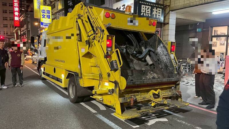 集团以环保車合法向台南民众清运家户垃圾。（记者蔡清华翻摄）