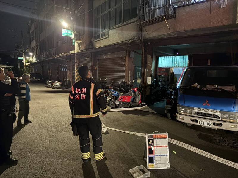 桃园市八德区一处民宅火灾，警消人员前往救灾。（消防局提供）