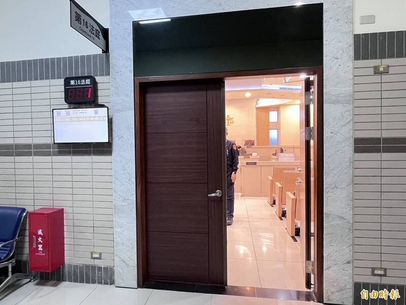 新竹县府前劳工处长刘家满、前副处长林东山，今被依贪污罪各处应执行有期徒刑4年和2年，分别褫夺公权4年、3年，但林东山有缓刑自新机会。（记者黄美珠摄）